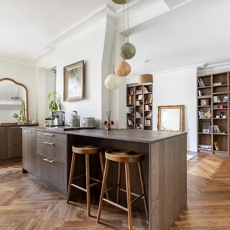 Renovated Latin Quarter Center Apartment *