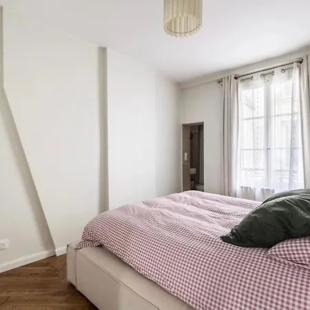 Renovated Latin Quarter Center Apartment